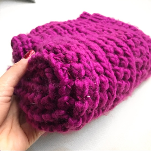 💖 CHUNKY KNIT FUSHIA INFINITY SCARF! - Picture 3 of 6